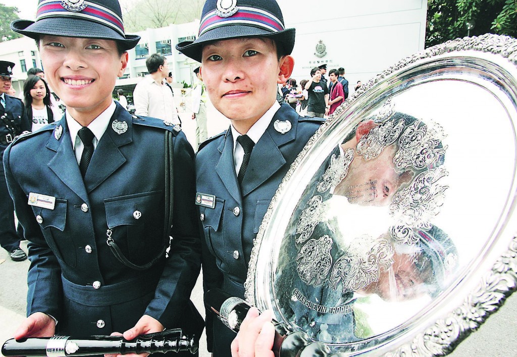 督察班「最高榮譽」施禮榮盾得獎者孔潔霞（右）和張淑婷（左）。