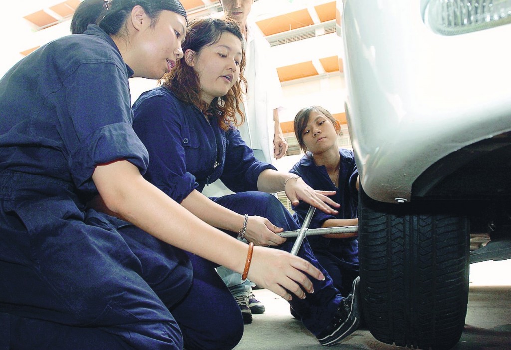香港專業教育學院汽車工程系其中3名修讀汽車工程的女生（左起）：陳宛雯、洪潔、李淑華異口同聲說女生一樣勝任修 理汽車的工作。
