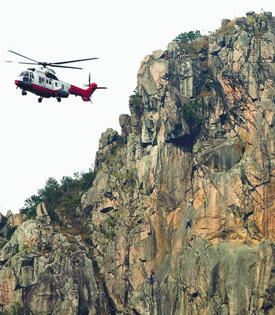 飛行服務隊需攀山涉水進行救援。圖為飛行服務隊直升機到獅子山拯救受傷的登山人士。