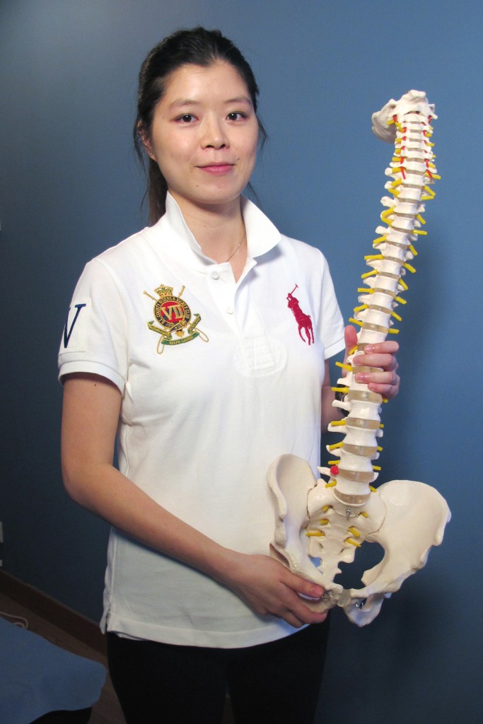 物理治療師要對人體骨骼結構有深入的認識， 以便處理各種骨科痛症。圖為Daisy手執脊椎模型。