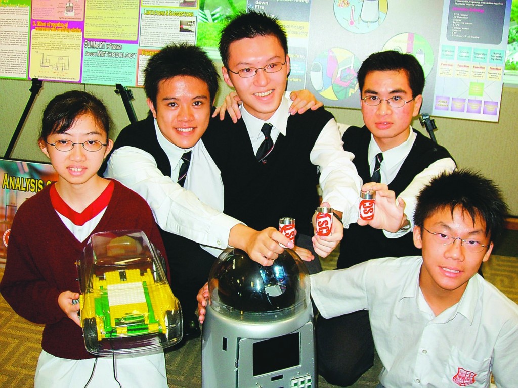 2004年，當時就讀中六的李洛衡（左二）與同學發明「大菜糕電芯」，赴美參賽。