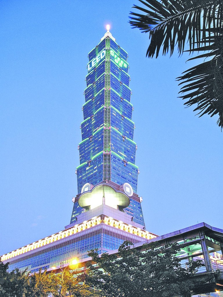 著名的101 大樓座落於台北市，是當地的地標。
