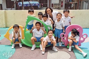 長洲聖心幼稚園的學生精靈活潑，一見到校長李鳳鑾（後排右三）就會圍着她。