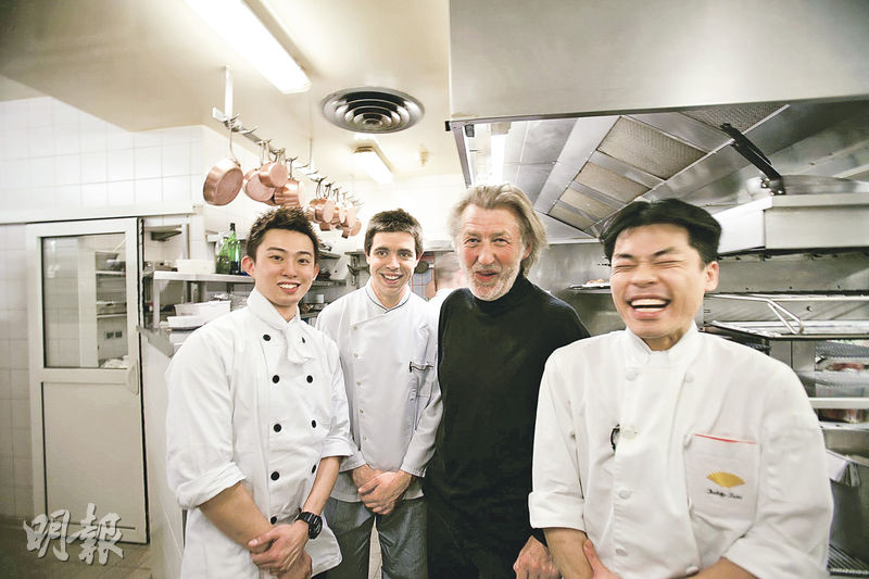 古嘉俊（左一）在巴黎米芝蓮三星餐廳受訓時留影，右二是法國名廚Pierre Gagnaire。（相片由受訪者提供）