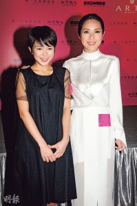 蘇麗珊（左）在《哪一天我們會飛》中飾演余鳳芝的學生年代，成年版則由楊千嬅飾演。