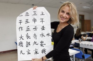 中國的漢字文化獨特，吸引不少外國人學習中文書法。