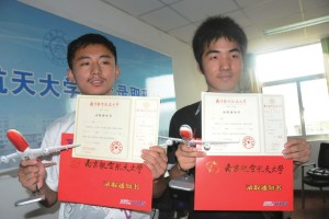 南京航空航天大學是內地其中一所單科高校，專門教 授航空知識。圖為兩名高考生收到南京航空航天大學 的錄取通知書。