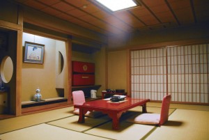 日本有不同風格的公寓，圖為傳統的和風居所，設有榻榻米席地而坐。由於此類房間裝潢精美，租金比一般公寓高。