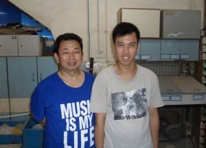 工場導師陳先生（左）認為偉健（右）雖掌握木工技術，但要成為師傅仍需磨練。