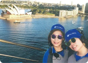 出遊見識——今年4月，Rebecca和同事們一同去澳洲，不但帶瑤瑤同去，母女倆還帶頭攀登悉尼港灣大橋。