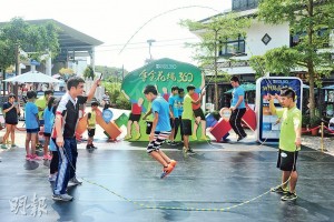 與眾同樂——團隊早前在世錦賽後，於昂坪360演出並與市民一同跳繩玩樂。