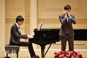 李俊樂 (右) 曾於美國Carnegie Hall獨奏演出。（受訪者提供）