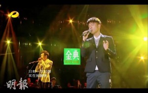 李俊樂（左）今年初為李克勤（右）在內地節目《我是歌手4》伴奏。（受訪者提供）
