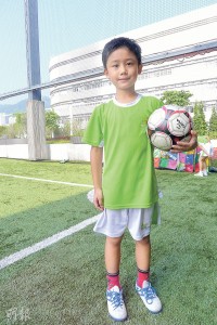 改善專注力——睿然十分投入足球班，在班上也認識到新朋友，而在接受足球訓練後，媽媽覺得他做事專心了。