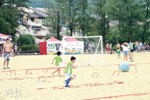 共融參與——今年YSA舉行了沙灘足球活動，自閉症班和普通班學員一同參與，開心玩樂之餘，亦讓他們互相認識。