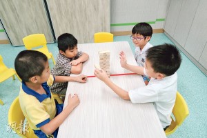 現時有不少社交小組，專為自閉症兒童而設，透過小組活動、棋類遊戲，鼓勵小朋友與人交談和相處。 