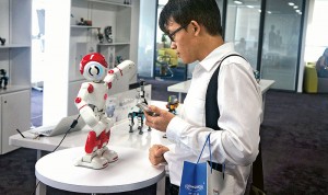 深圳優必選公司出品的機械人Alpha2可以聽懂語音指令，並和工作人員「交談」。（明報記者攝）