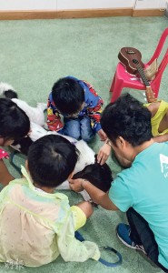 小組治療——動物輔助治療有一對一形式，也有小組形式，小朋友不單跟治療犬互動，也學習與人相處。