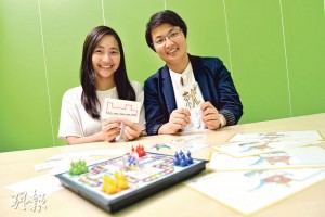 博雅思教育中心創辦人陳卓琪（右）、簡希彤（左）手中拿着協助讀寫障礙學童記憶中文字和英文字的卡紙，兩者都是陳卓琪自創的方法。
