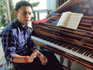朱俊熹（Philip，圖）本是指揮家及男高音，他從澳洲回流返港後，眼見香港年輕音樂家苦無出路，斥資6位數字打造音樂平台，免費為年輕音樂家安排演出機會。（劉焌陶攝）