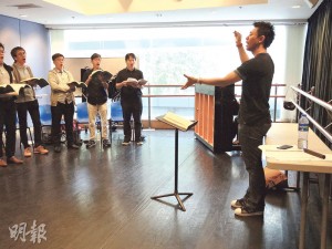 Cantabile上周日作首次綵排，練唱古典名曲《彌賽亞》（Messiah），Philip（右一）對各年輕團員的表現十分滿意，有信心下月15日在香港演藝學院的表演可順利完成。（受訪者提供）