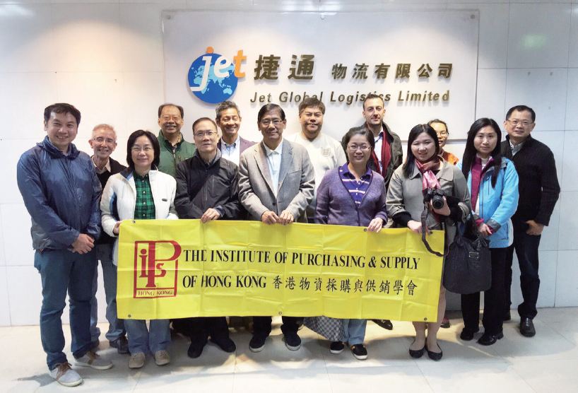 May（左三）現為香港物資採購與供銷學會公共關係委員會主席，致力凝聚業界從業員，培育年輕新一代。
