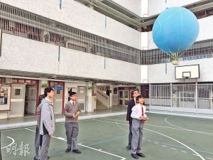 中華基督教會譚李麗芬紀念中學的學生不時會有「鬼馬」的創科意念，想到後便會立即動手做，如缺乏材料，便會提議教師購買，多數也會如願。圖中的氫氣球裝置是由學生製作，他們編寫手機應用程式，用手機遙控氣球下的摩打、螺旋槳等，便可控制氣球移動。（黃津琪攝）