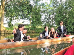 林作於牛津畢業前，在其學院Christ Church的活動上與師弟妹在學院後面的小河上撐船遊玩。