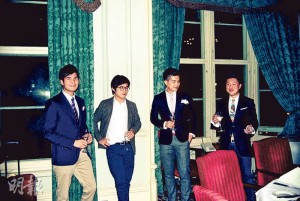 在牛津一間最著名的酒店The Randolph Hotel參與朋友的畢業慶功宴，林作（左二）笑言自己是朋友中最瀟灑的一個。