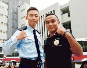 警察學院體能教官吳家豪（左）與Sures Gurung（右）同是「奮進行動」學員，現時二人除繼續義務協助計劃教授拳擊，亦一起參加職業賽，以自身經歷勉勵學員不放棄。（利君雅攝）
