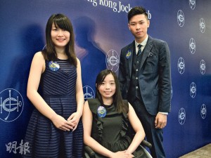 譚樂敏（Melody，左起）、李芷瑩（Ginny）及鄧栢聰（Marco）獲得賽馬會獎學金，其中下肢行動不便的Ginny及有讀寫障礙的Marco屬有特殊教育需要得獎者。（楊柏賢攝）