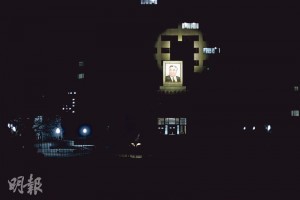 秘遊朝鮮：金日成廣場附近晚上漆黑一片，唯一燈光照在朝鮮已故領袖金日成畫像上。（林亦非攝）