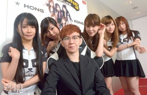 去年10月才組成的香港職業女子電競隊「PandaCute」，5名隊員包括MoMo（後排左起）、夢兒、Deer、Lily和LauLau，在教練Kane（左三）領導下，今年在兩項香港《英雄聯盟》女子賽均奪得冠軍。（劉焌陶攝）