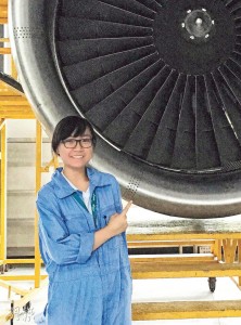 張子晴去年到廈門實習時，有機會以退役引擎作維修訓練。她說飛機組件巨大，有時需「捐窿捐罅」維修。（VTC提供）