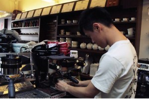 沖煮咖啡的方式有很多，圖中Keith所示範的是半自動式 咖啡機。