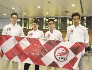 Aaron（右二）代表公司經常到亞洲各地參加比賽，因此電競選手需有一定的語言能力。（圖片由受訪者提供）