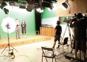 台灣的大學傳播系內容多元化，校內實習設備可媲美真實電視台的製作環境。（圖片由淡江大學提供）