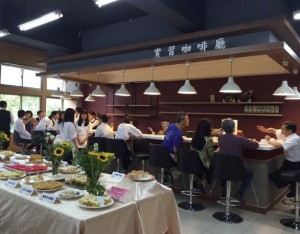 台灣的大學有開辦主修餐飲的大學課程，學生可透過校內的實習餐廳了解工作環境。（圖片由國立暨南國際大學提供）