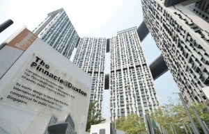新加坡的公共房屋規劃完善，當地大部分均居於公營的組屋，留學生亦可憑 學生准許證租住。圖為達士嶺組屋（The Pinnacle @ Duxton），屬全球最高的公營房屋。