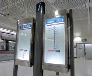 新加坡交通網絡發達，地鐵站內的路線圖更有中文標示各站名稱，同學可於留學期間乘坐地鐵遊覽不同地區。