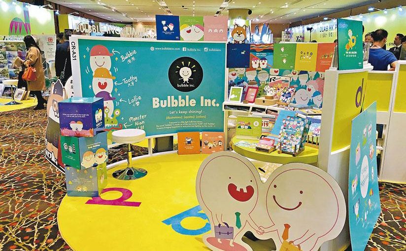 魏寶婷努力推廣Bulbble Inc.，期待有天小燈泡可成為香港卡通的代表。圖為Bulbble Inc. 參與「香港國際授權展2019」的情况。